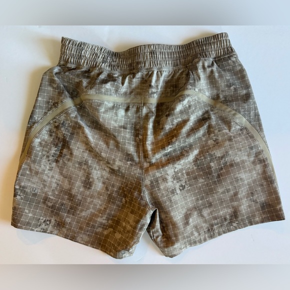 Lululemon
Pace Breaker Linerless
Short 5"
Shadow Grid Sheer Oak Multi
Size S - Picture 2 of 6